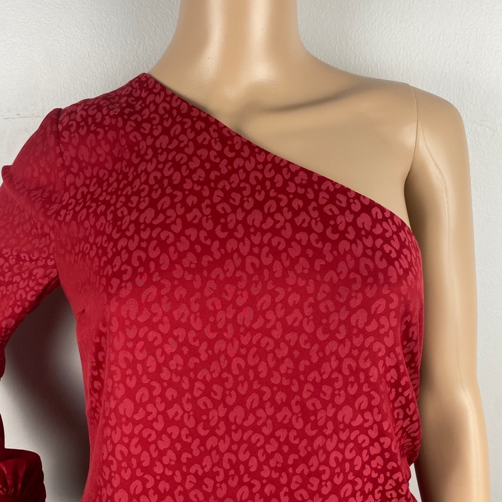 NEW L’ACADEMIE REVOLVE RED PRINTED ONE-SHOULDER BLOUSE - Picture 3 of 8